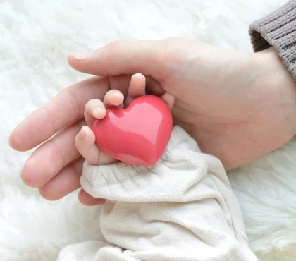 Serce w ręce niemowlaka